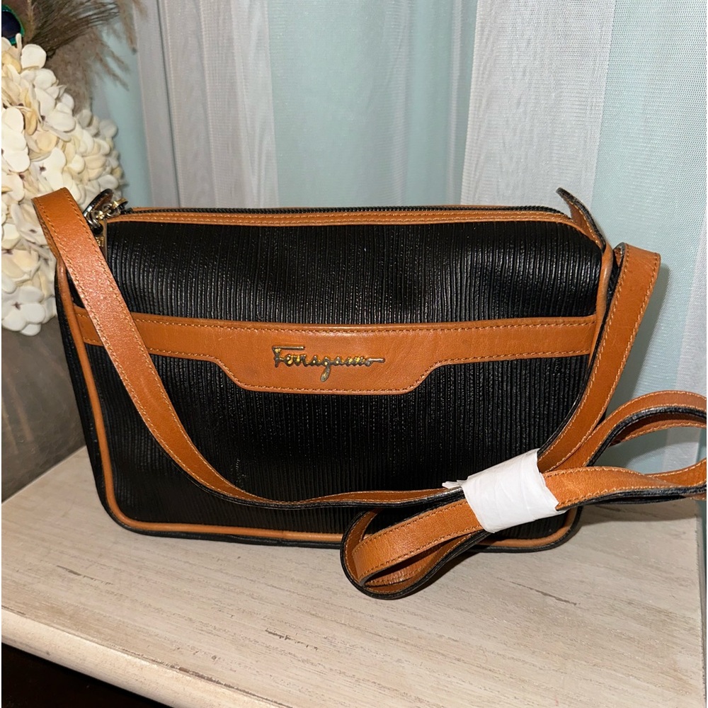 New Vintage Authentic SALVATORE FERRAGAMO Crossbody Monogram Logo Purse